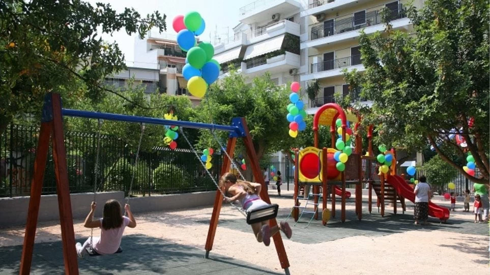Σοκ: Συνελήφθη να αυνανίζεται έξω από παιδική χαρά!